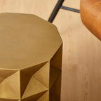 Table d'appoint ou tabouret d'appoint géométrique 17H en or antique MGO - 14L x 14W x 17H